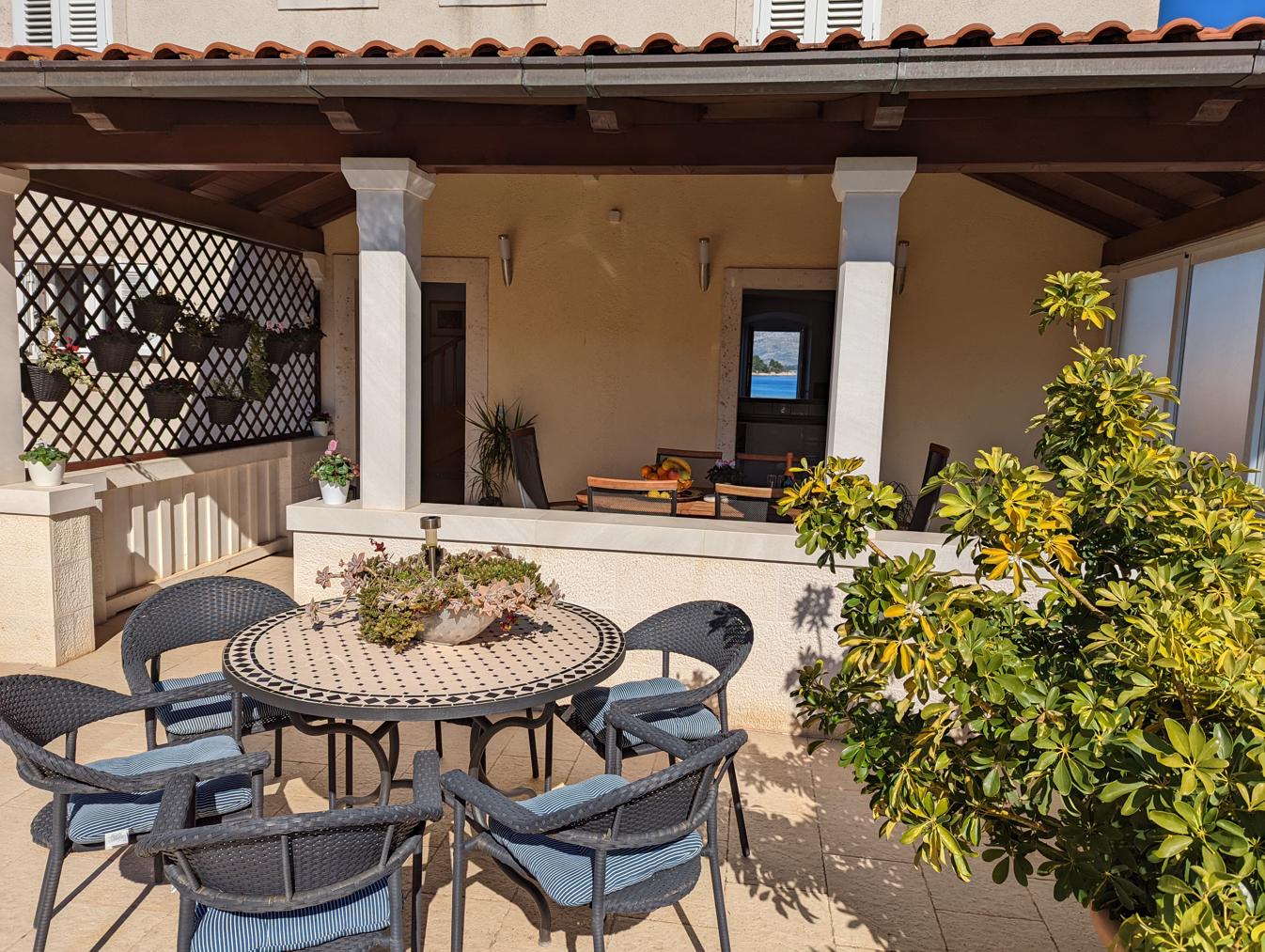 Do you like to be on the sunny side of the day. A perfect outsidee area to just relax and enjoy sun.